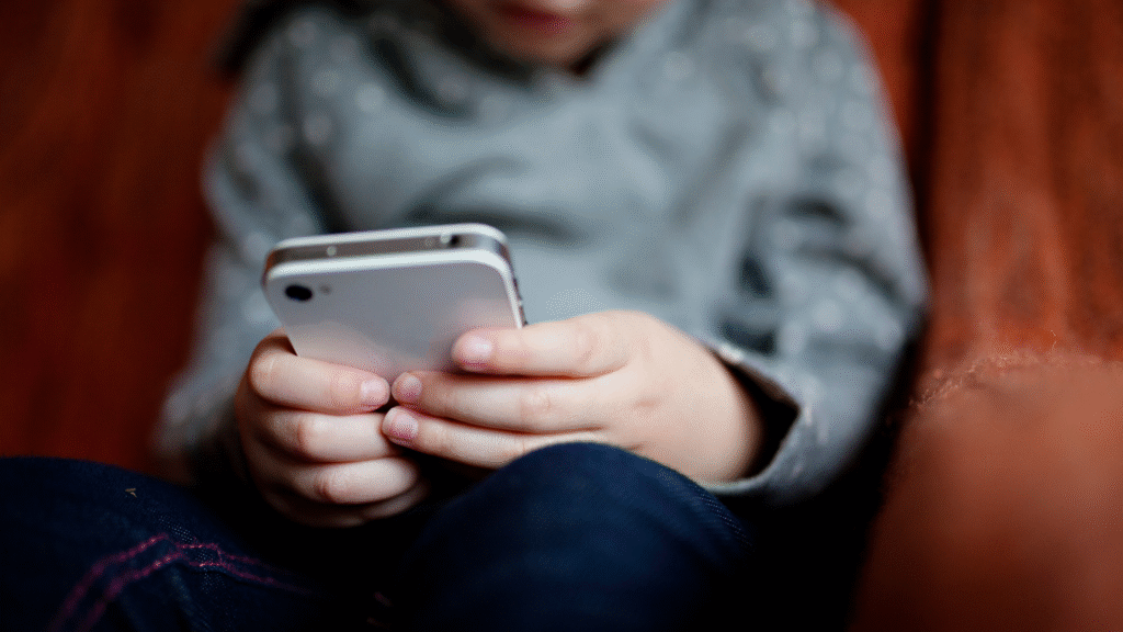 Navegar Seguro nas Férias: Por Que um Antivírus é Essencial para Proteger Crianças e Adolescentes na Internet